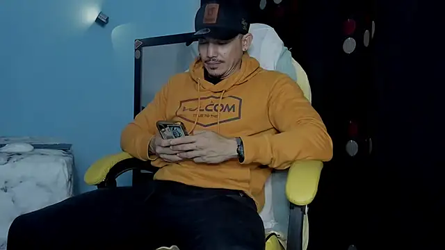 Snapshot of Alex_motta chatting on October 28, 4:05 am Alex motta online show from October 28, 4:05 am