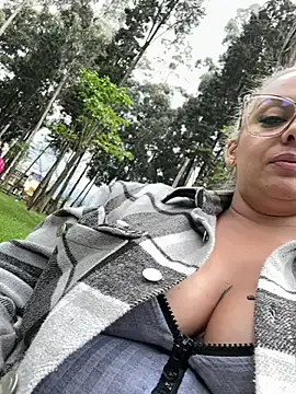 Snapshot of Aligoldbottom chatting on December 7, 7:21 pm Aligoldbottom online show from December 7, 7:21 pm