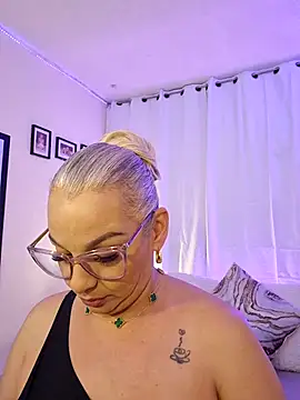 Snapshot of Aligoldbottom chatting on February 27, 6:42 pm Aligoldbottom online show from February 27, 6:42 pm