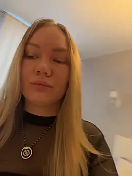 Snapshot of LianaCruz__ chatting on December 14, 7:03 am LianaCruz online show from December 14, 7:03 am