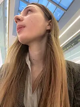 Lia  Love online show from December 4, 1:09 pm