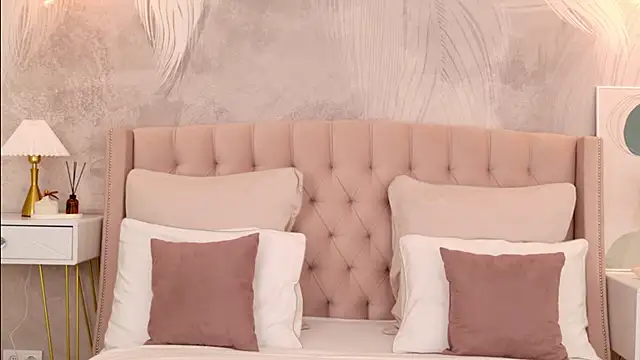 milaleoneli online show from March 24, 2:33 pm