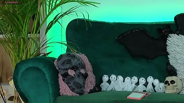 AveryWillow online show from October 27, 4:49 am