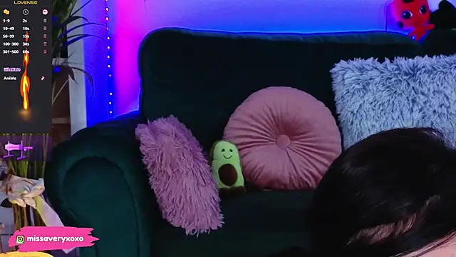 AveryWillow online show from April 6, 4:46 am