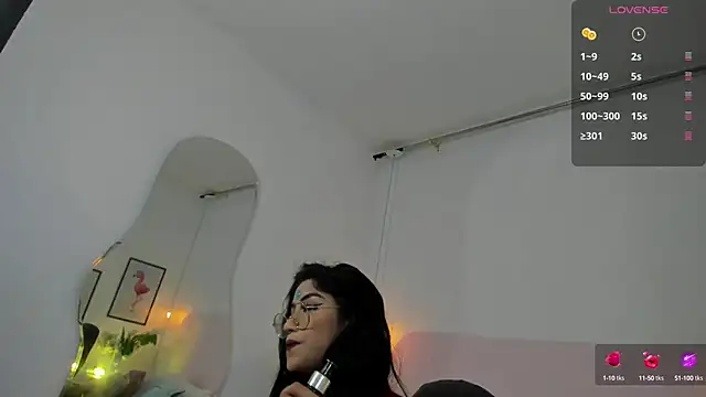 Snapshot of naomiii__ chatting on October 16, 12:06 pm naomiii online show from October 16, 12:06 pm