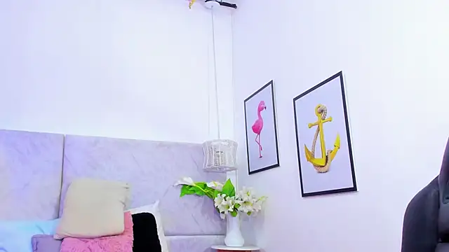 Snapshot of naomiii__ chatting on October 24, 12:01 pm naomiii online show from October 24, 12:01 pm