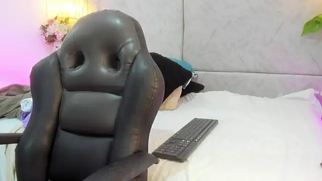 naomiii   online show from March 16, 11:36 am