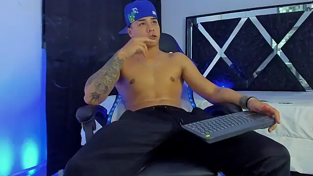 Snapshot of SantiagoReyesFtt chatting on December 31, 1:47 am SantiagoReyesFtt online show from December 31, 1:47 am