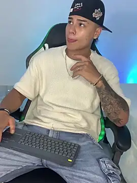 Snapshot of SantiagoReyesFtt chatting on March 11, 8:20 am SantiagoReyesFtt online show from March 11, 8:20 am