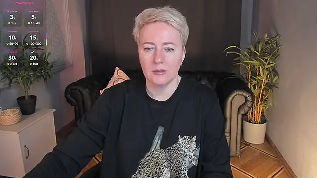 Snapshot of Nika_Smit chatting on May 3, 5:13 am Nika Smit online show from May 3, 5:13 am