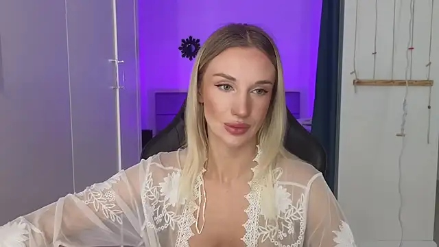 Snapshot of Megan_Kira chatting on July 10, 4:39 am Megan Kira online show from July 10, 4:39 am