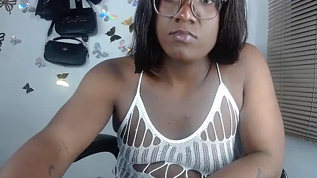 Snapshot of bigcrisblack chatting on October 29, 9:00 am bigcrisblack online show from October 29, 9:00 am