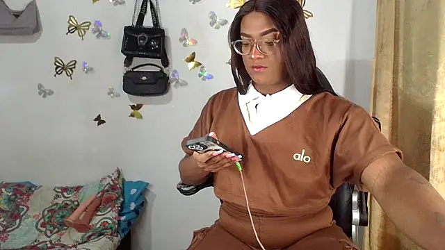 Snapshot of bigcrisblack chatting on November 3, 3:30 am bigcrisblack online show from November 3, 3:30 am