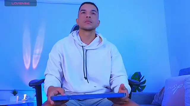 estebandelouis online show from April 20, 11:24 am