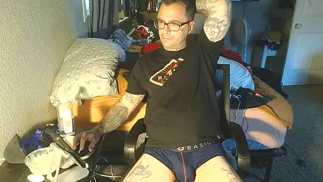 Snapshot of dadbod1178 chatting on March 5, 11:38 pm dadbod1178 online show from March 5, 11:38 pm