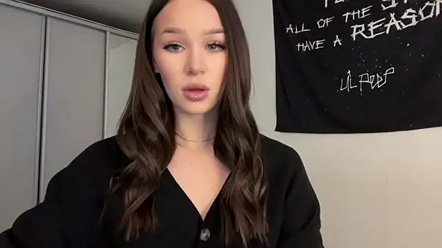 Snapshot of ur_molly chatting on December 15, 6:06 am ur molly online show from December 15, 6:06 am