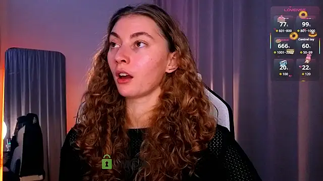 Snapshot of lady_curls chatting on November 8, 11:03 pm lady curls online show from November 8, 11:03 pm