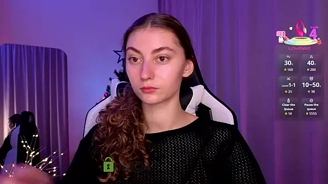 Snapshot of lady_curls chatting on December 14, 8:57 pm lady curls online show from December 14, 8:57 pm