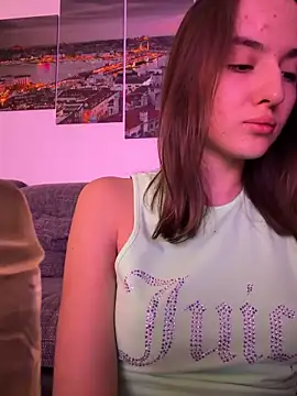 Snapshot of EmilyWi_ chatting on November 17, 10:04 pm EmilyWi online show from November 17, 10:04 pm