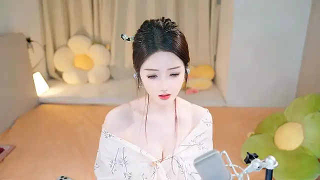 Snapshot of Eimile chatting on December 8, 6:06 pm Eimile online show from December 8, 6:06 pm