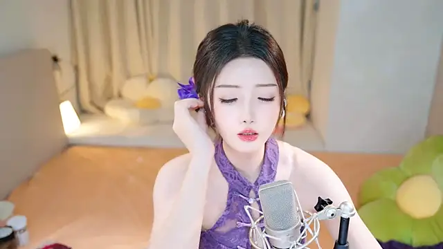 Snapshot of Eimile chatting on December 12, 6:21 pm Eimile online show from December 12, 6:21 pm