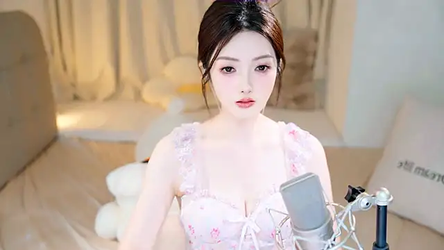 Snapshot of Eimile chatting on September 23, 3:04 pm Eimile online show from September 23, 3:04 pm