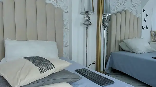 Snapshot of Foxy200__ chatting on December 15, 8:25 pm Foxy200 online show from December 15, 8:25 pm