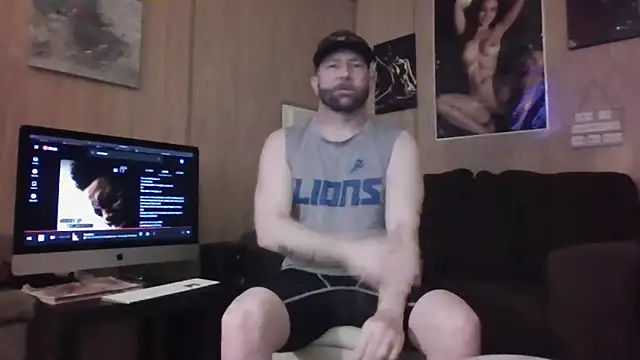Snapshot of Edward_LongCock chatting on April 7, 11:04 pm Edward LongCock online show from April 7, 11:04 pm