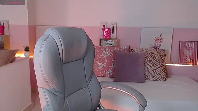 Snapshot of violeta_leon chatting on March 22, 1:22 am violeta leon online show from March 22, 1:22 am