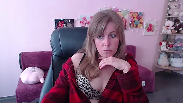 Snapshot of Hot_Milady chatting on May 19, 7:37 am Hot Milady online show from May 19, 7:37 am