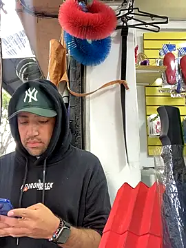 JuanZapata33 online show from November 4, 9:36 pm