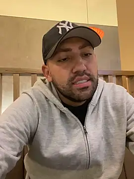 JuanZapata33 online show from December 17, 11:00 pm