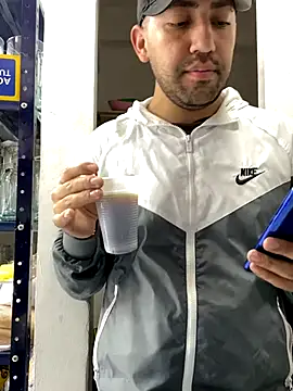 JuanZapata33 online show from December 20, 8:49 pm