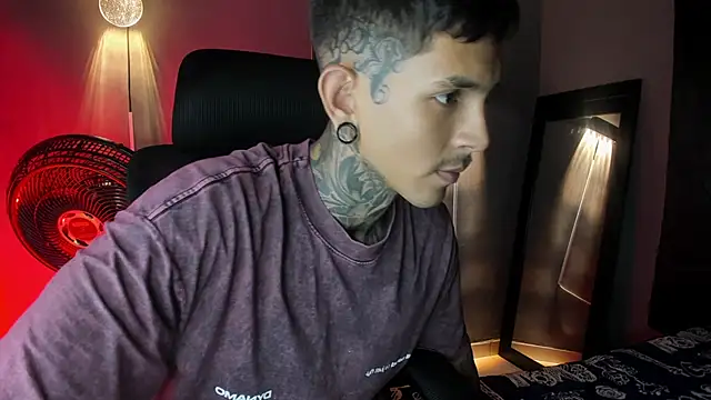 Travistanner 28 online show from April 5, 7:27 am