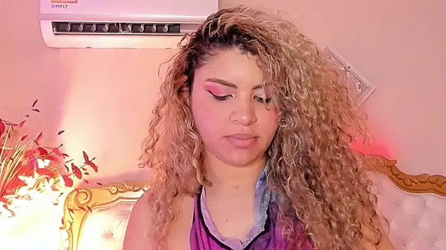 Snapshot of ScarlettDuran chatting on February 14, 2:07 am ScarlettDuran online show from February 14, 2:07 am