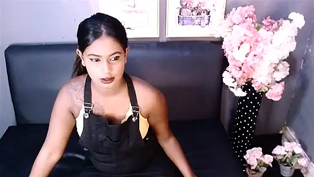 Snapshot of Littleindianmilf chatting on February 25, 7:52 am Littleindianmilf online show from February 25, 7:52 am