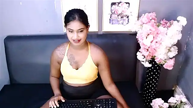 Snapshot of Littleindianmilf chatting on February 25, 11:19 am Littleindianmilf online show from February 25, 11:19 am