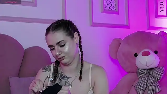 Abby  White online show from September 28, 4:01 pm