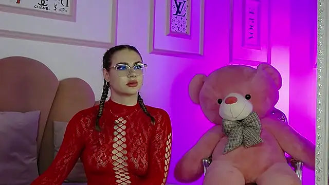 Abby  White online show from April 18, 9:15 pm