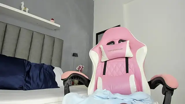 Snapshot of angelica_dymond chatting on January 20, 10:15 pm angelica dymond online show from January 20, 10:15 pm