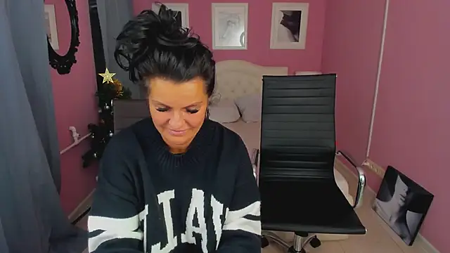 Snapshot of EricaAndPenelopa chatting on December 13, 4:33 am EricaAndPenelopa online show from December 13, 4:33 am