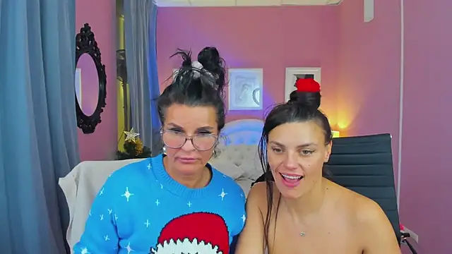 Snapshot of EricaAndPenelopa chatting on December 15, 5:34 am EricaAndPenelopa online show from December 15, 5:34 am