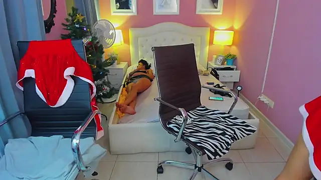 Snapshot of EricaAndPenelopa chatting on December 28, 11:41 am EricaAndPenelopa online show from December 28, 11:41 am