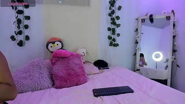 Snapshot of catalina_and_roger chatting on September 25, 8:34 pm catalina and roger online show from September 25, 8:34 pm