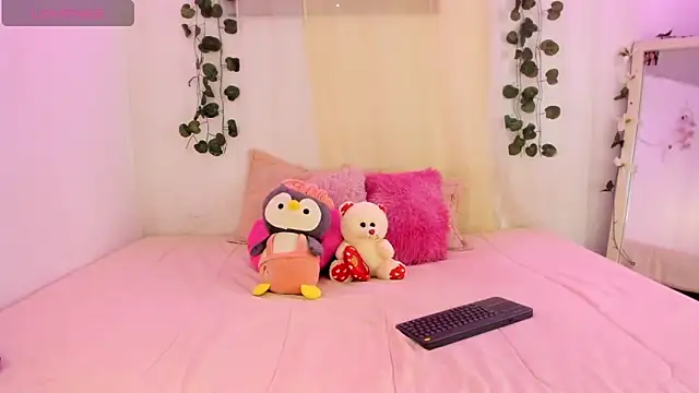 Snapshot of catalina_and_roger chatting on October 14, 11:44 am catalina and roger online show from October 14, 11:44 am