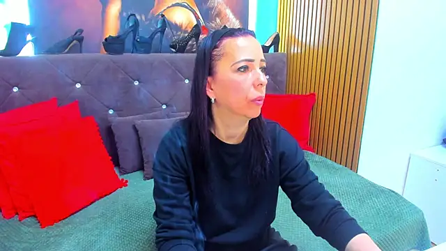 LauraSin online show from April 24, 6:10 pm