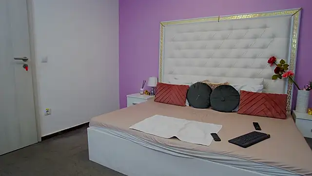 Lenna Paul online show from February 17, 5:36 am