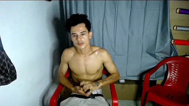 Snapshot of freddy_romas chatting on December 20, 2:30 am freddy romas online show from December 20, 2:30 am