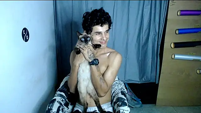 Snapshot of freddy_romas chatting on March 1, 1:43 am freddy romas online show from March 1, 1:43 am