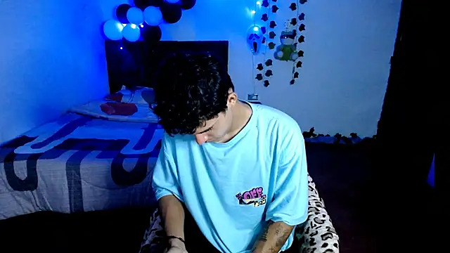 Snapshot of freddy_romas chatting on October 20, 3:40 am freddy romas online show from October 20, 3:40 am